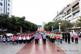 图片报：凯恩在拜仁非常有礼貌，他接近球迷并满足签名&合影要求